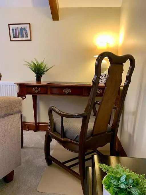 Bronte Stables - Cozy Period House With Parking And Walled Garden Thornton  0*, Thornton (West Yorkshire)