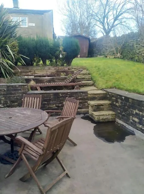 Bronte Stables - Cozy Period House With Parking And Walled Garden Thornton  度假居 Thornton (West Yorkshire)